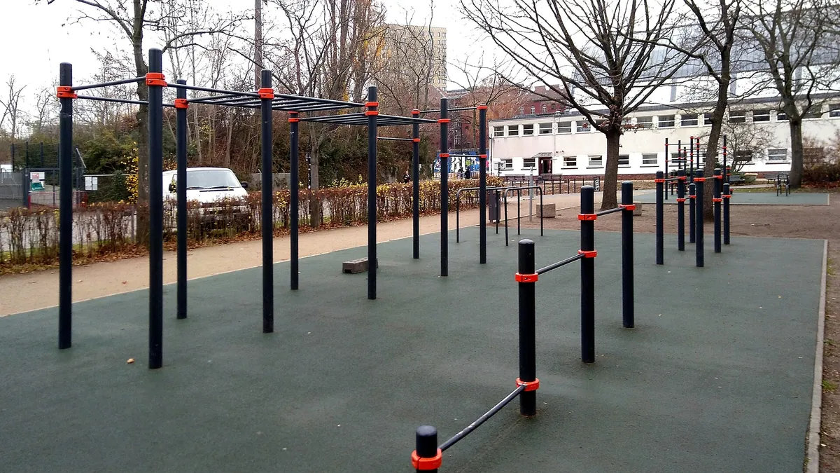 Parque de calistenia al aire libre con barras de dominadas y paralelas