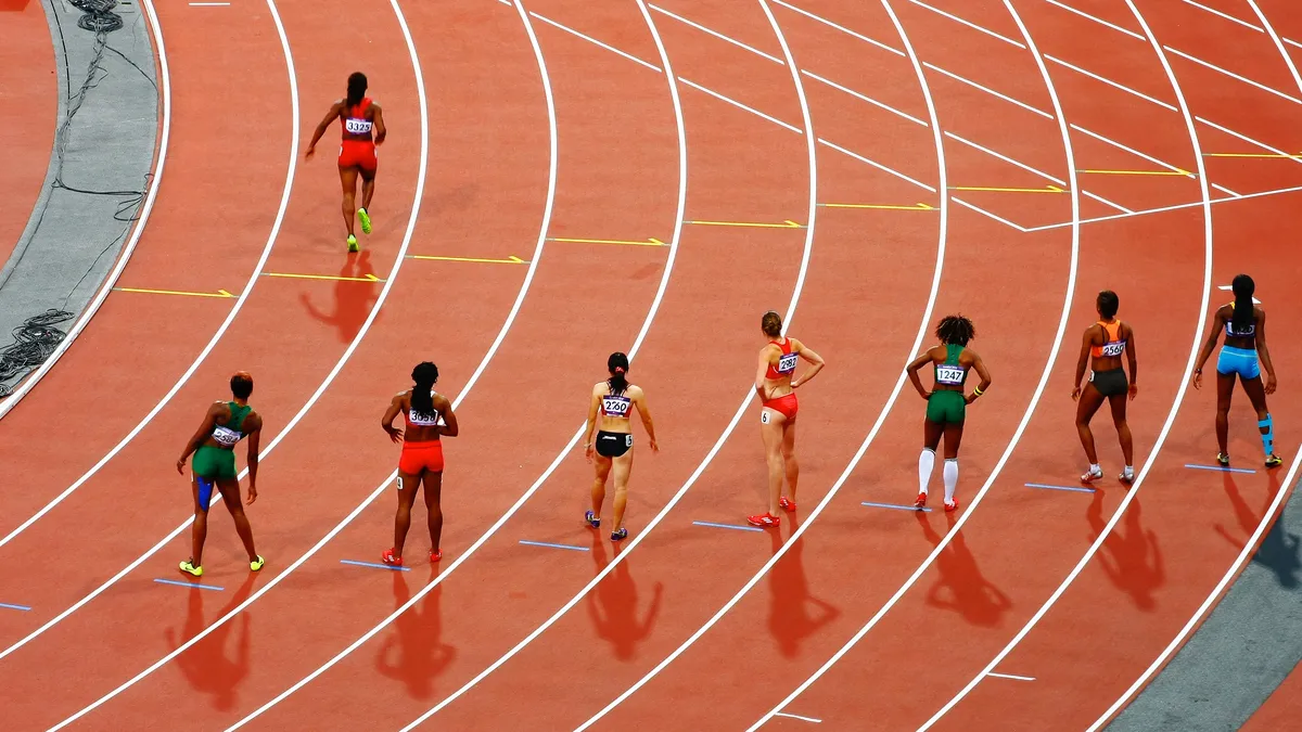 Athlètes dans les couloirs d'une piste d'athlétisme, vues d'en haut