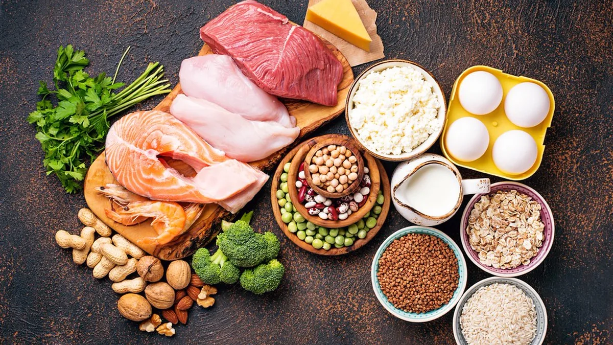 Protein-rich foods: meat, salmon, chicken, eggs, cheese, legumes and nuts