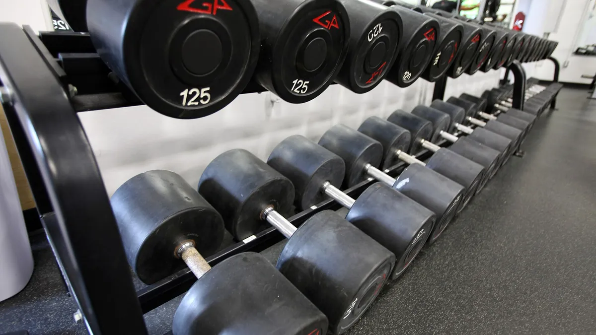 Estante con mancuernas ordenadas en un gimnasio