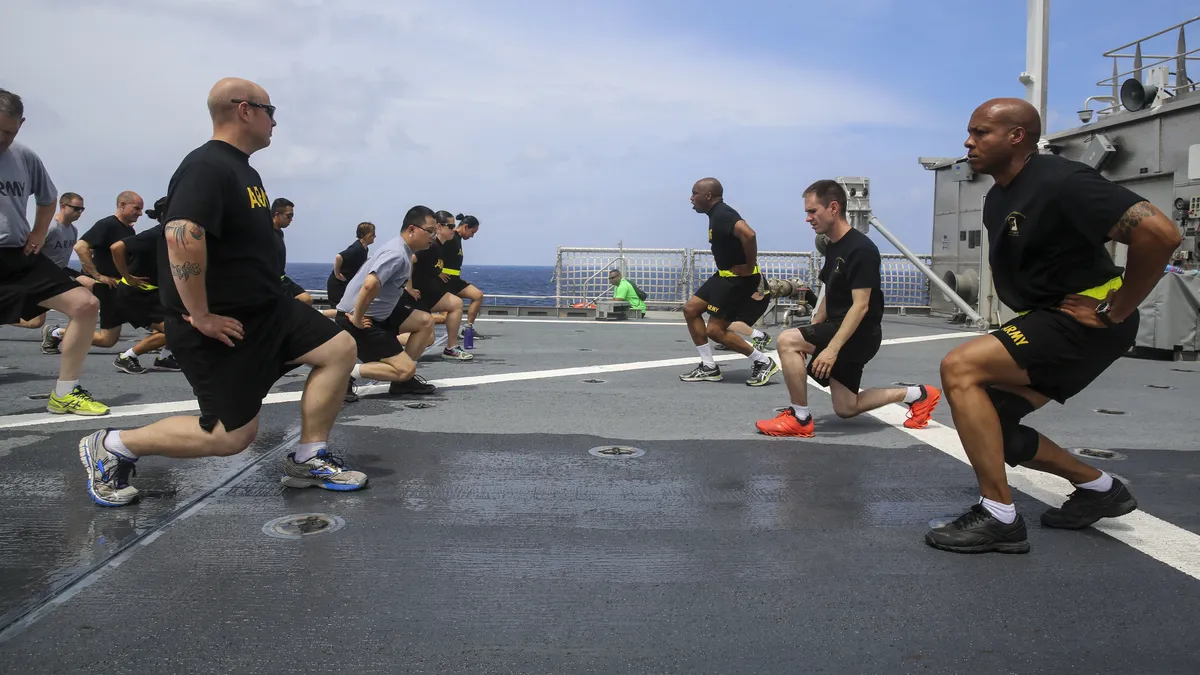 Grupo de personas haciendo zancadas en la cubierta de un barco