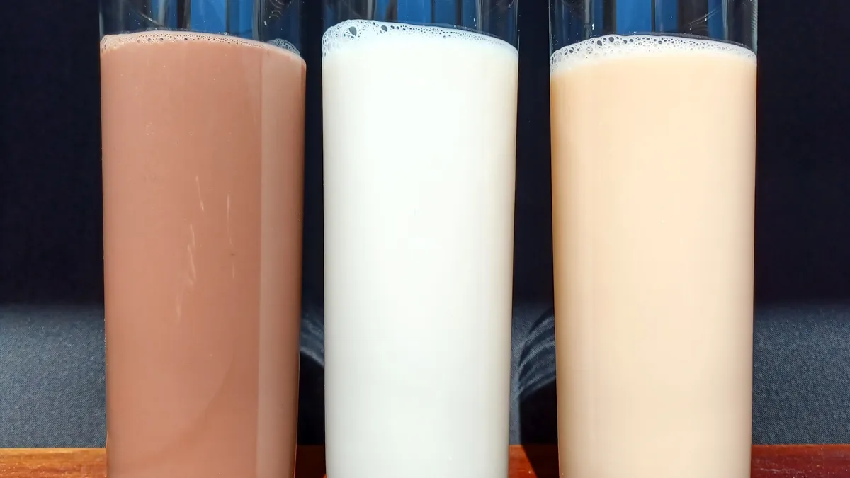 Tres batidos de chocolate, vainilla y fresa en vasos altos